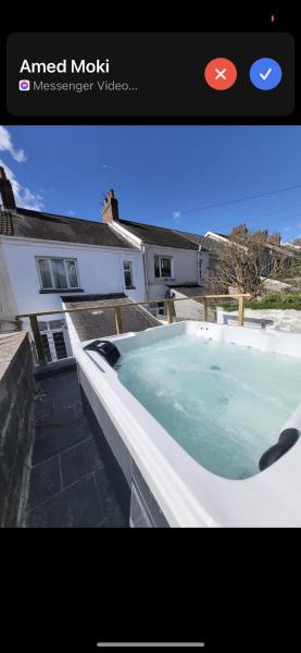 Bright 3 Bedroom house with Hot Tub